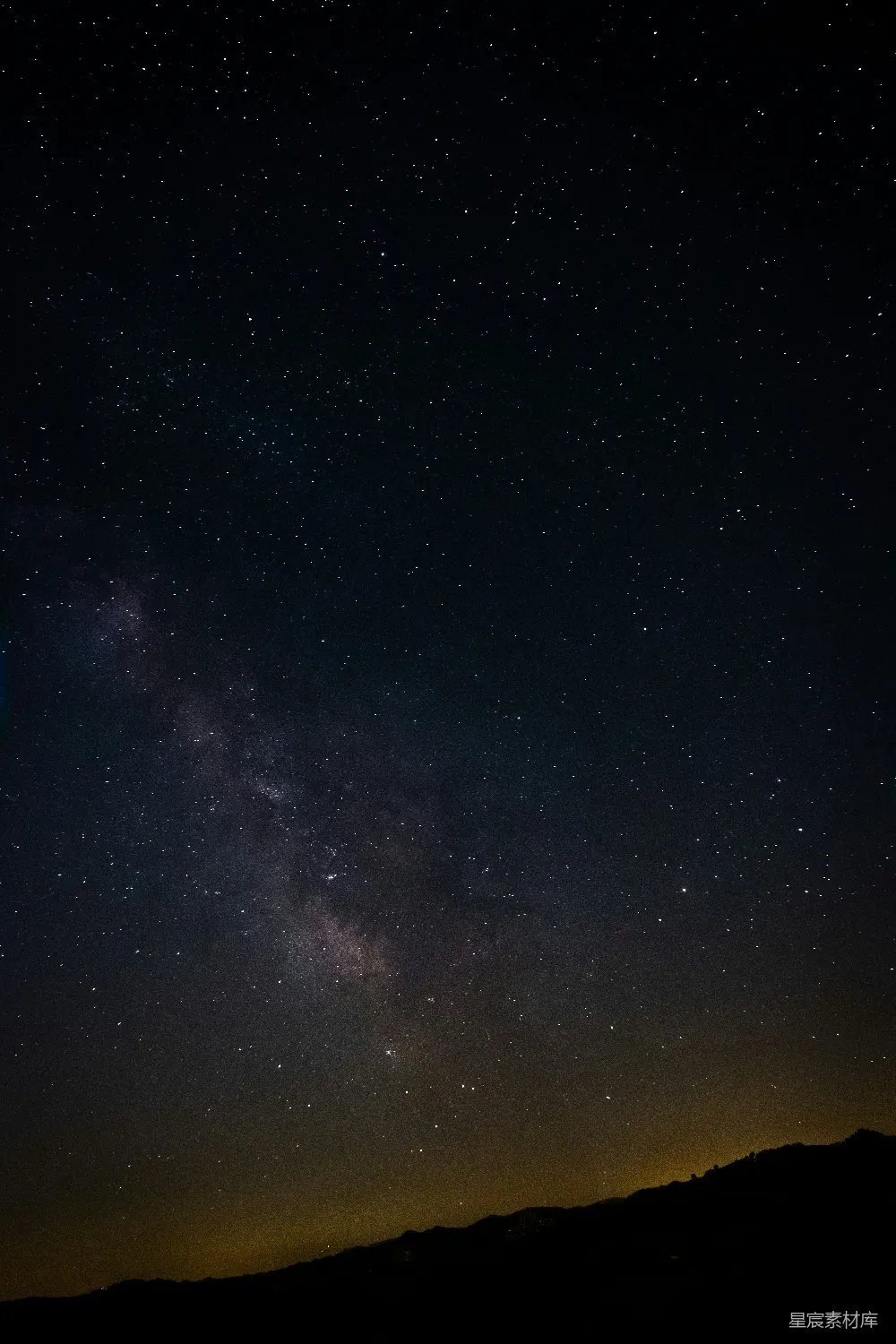 高清摄影 夜空 星河 山影 自然 宁静 星河夜空下的山影