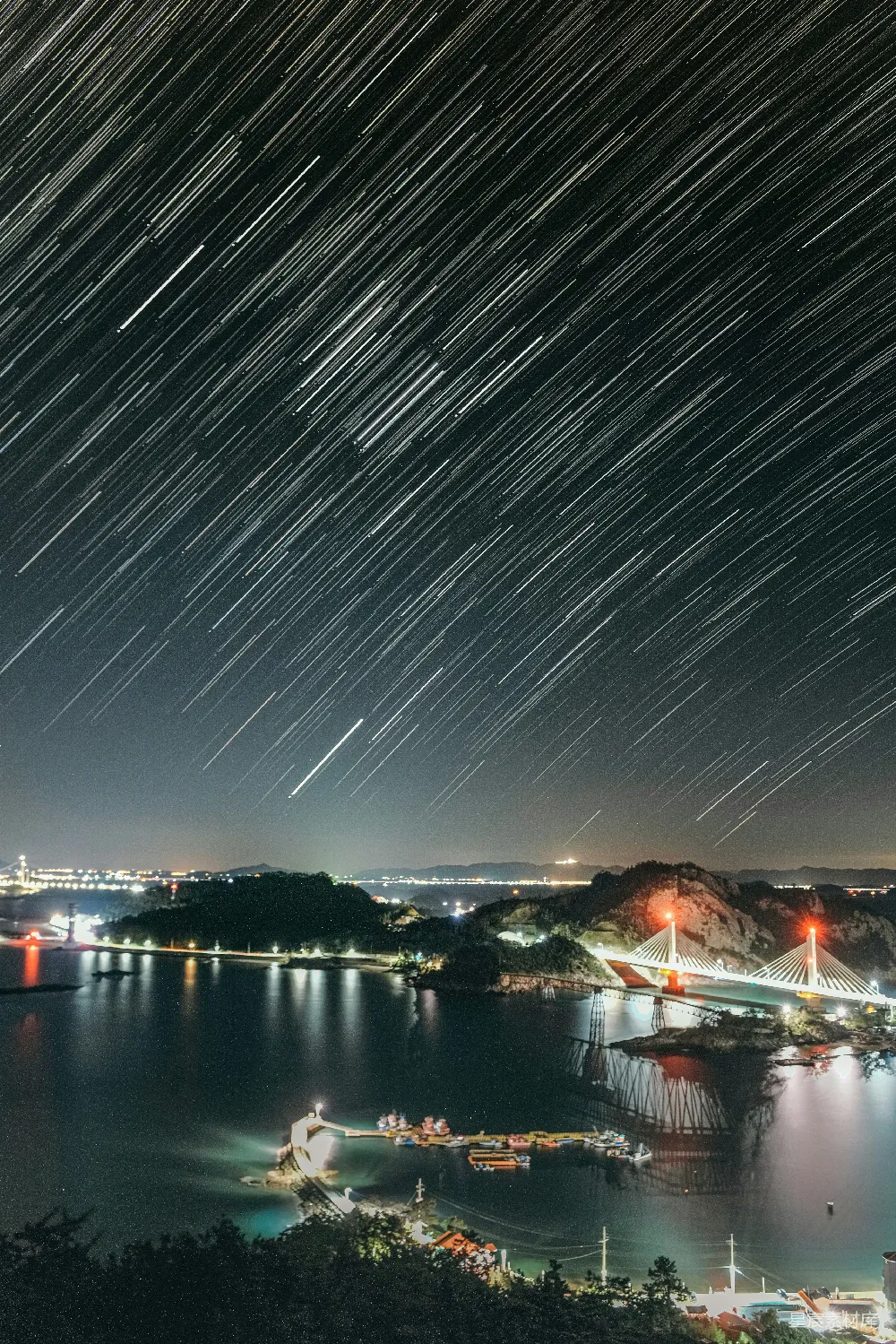 高清摄影 夜晚 星轨 海岸 桥梁 风景 银河下灯火璀璨的海岸