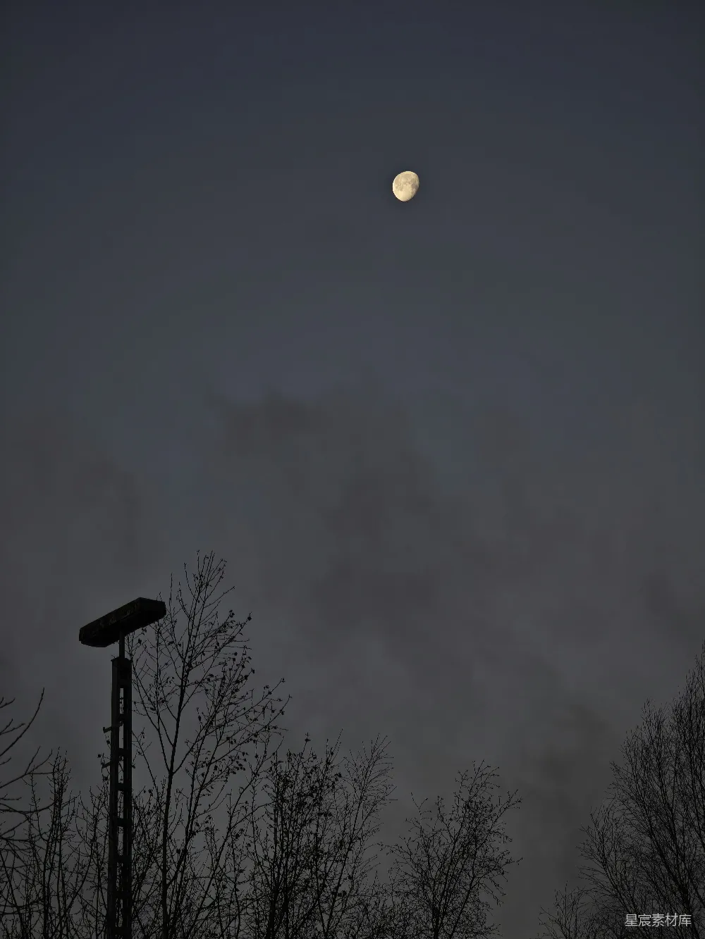 高清摄影 月亮 夜景 自然 宁静 户外 夜空中的一轮明月