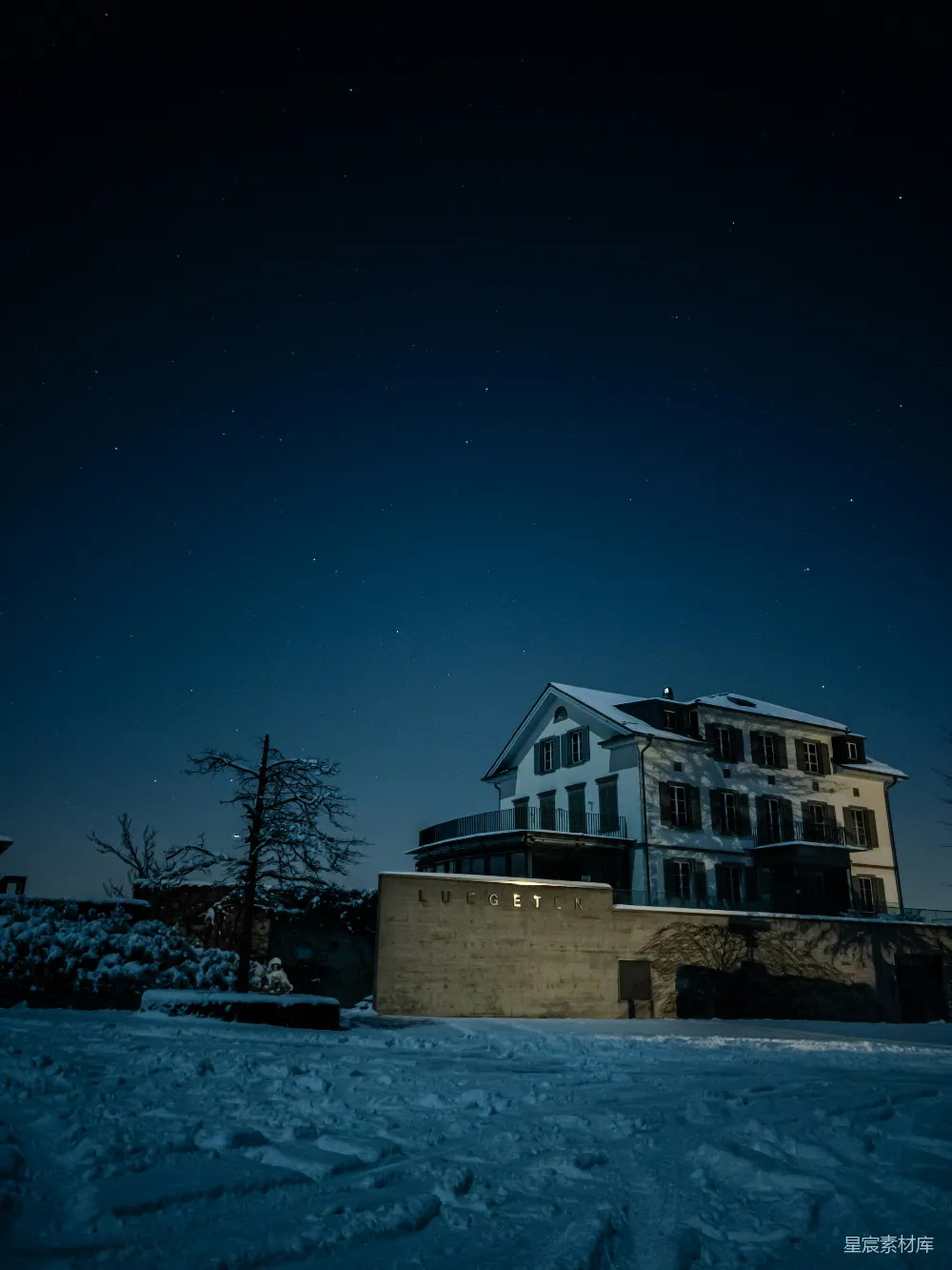 高清摄影 雪景 别墅 星空 夜景 冬季 冬夜星空下的雪地别墅