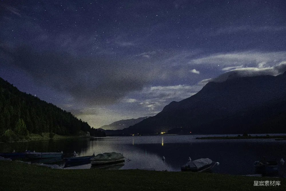 高清摄影 夜景 湖泊 星空 宁静 自然 夜幕下的宁静湖泊