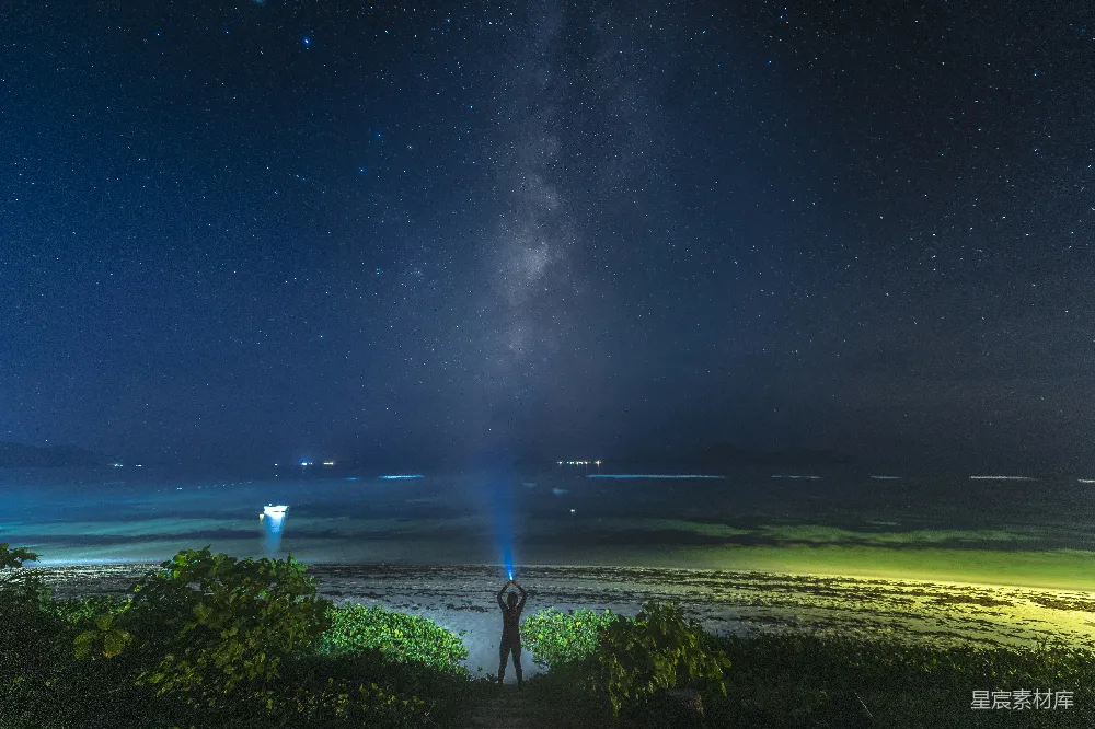 高清摄影 夜景 星空 自然 宁静 探索 夜空下的星河与光束