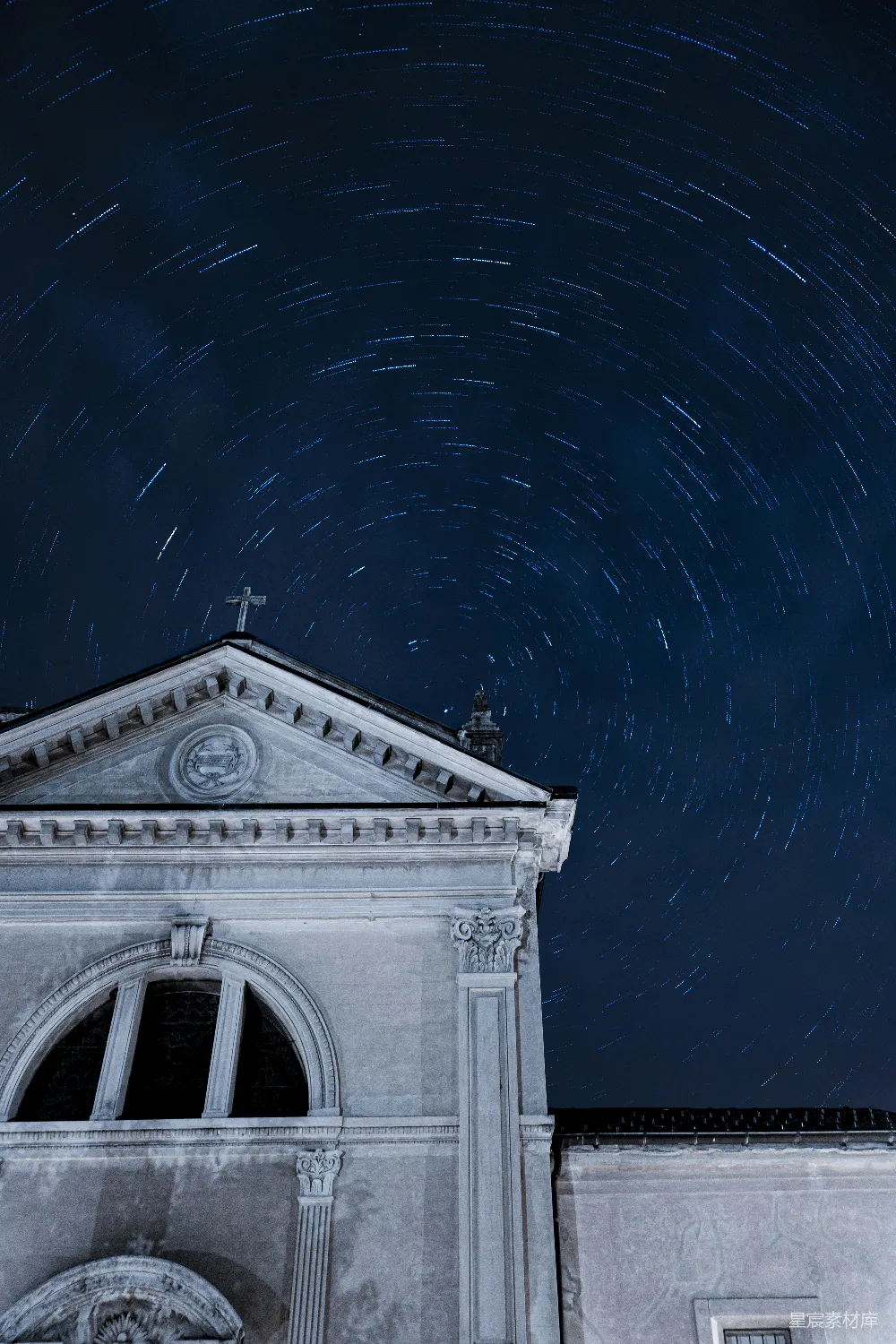 高清摄影 夜景 星轨 教堂 建筑 天文 夜空下的教堂星轨