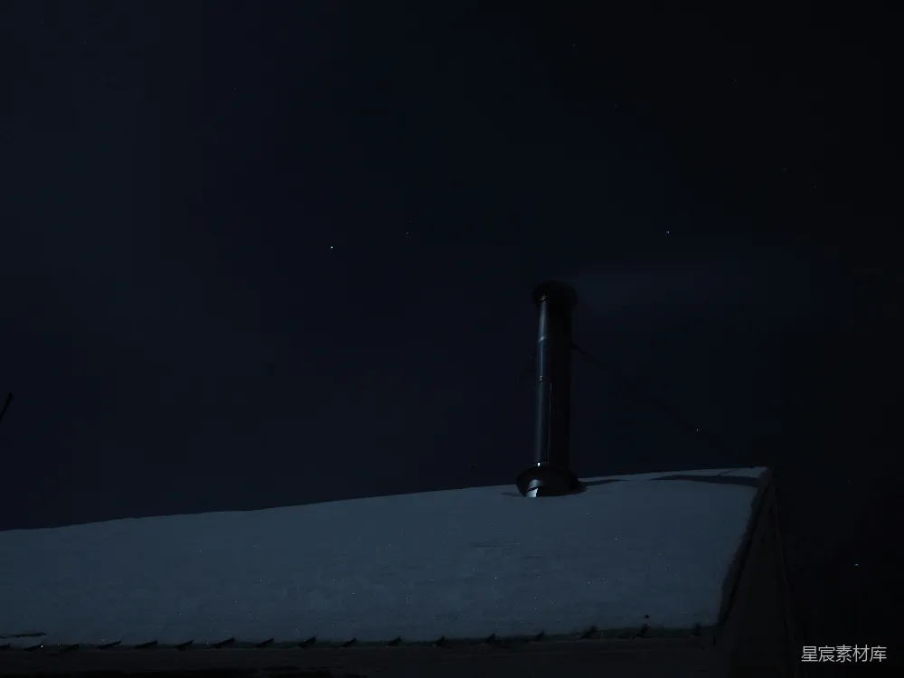 高清摄影 冬夜 雪景 星星 烟囱 宁静 冬夜屋顶上的烟囱