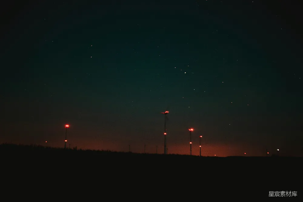 高清摄影 夜景 风力发电 星空 环保 能源 星夜中的风力发电站