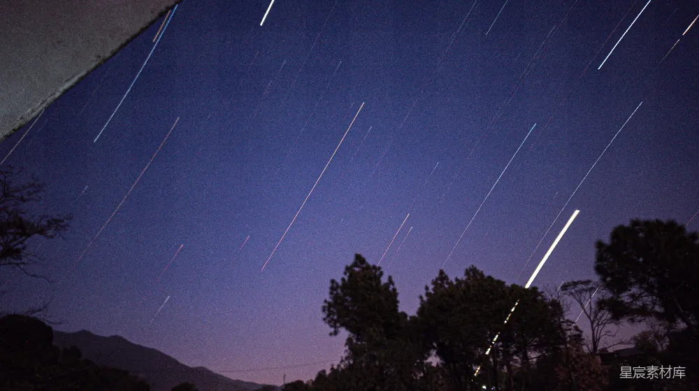 高清摄影 夜空 流星雨 宁静 自然 摄影 流星雨下的宁静夜空