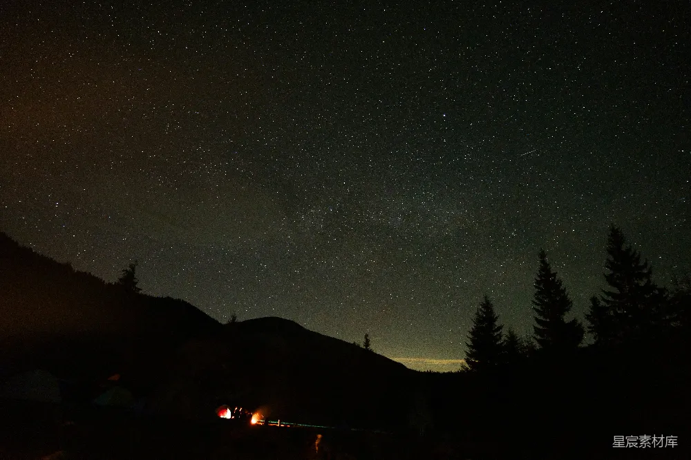高清摄影 夜晚 星空 篝火 自然 户外 星空下的篝火与山林
