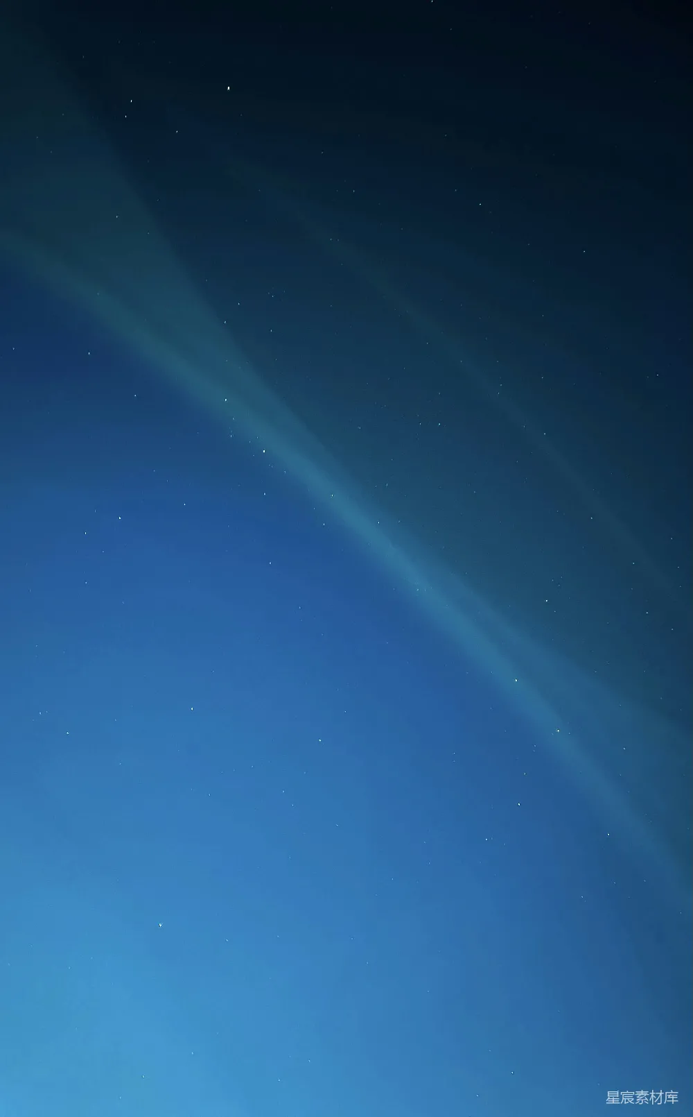 这张图片展示了夜空中一条清晰的光带，背景是深邃的夜空和点缀其间的星星。光带可能是某种自然现象或人造物体的投影。整体画面宁静而美丽，适合用作壁纸或自然风光的展示。