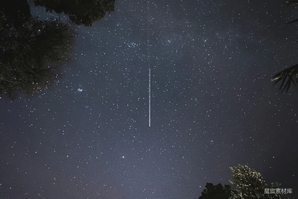 高清摄影 夜空 流星 宁静 自然 宇宙 夜空中的流星