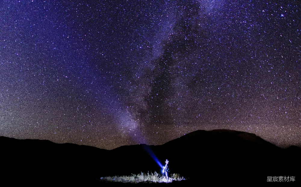 高清摄影 星空 孤独 自然 夜晚 探索 星空下的孤独旅程