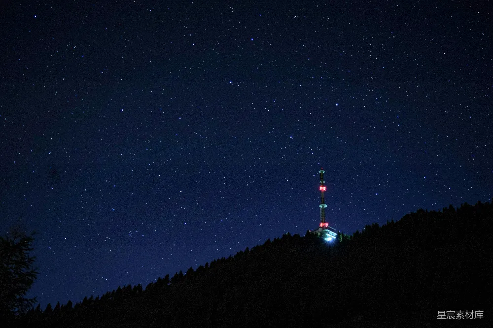 高清摄影 夜景 星空 建筑 自然 宁静 夜空下的灯塔
