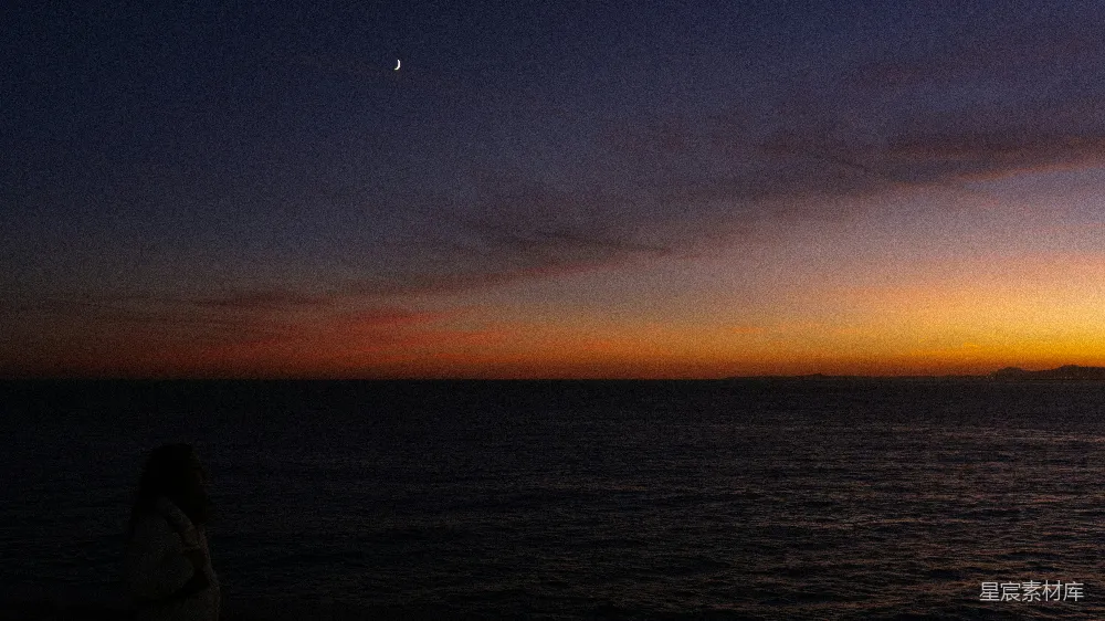 一张夜幕下的海景图片，天空中挂着弯月，海面上波光粼粼。画面左侧有一个剪影，可能是一个人影。整体色调偏暗，营造出一种宁静而浪漫的氛围，适合用作旅行、爱情或自然主题的背景。