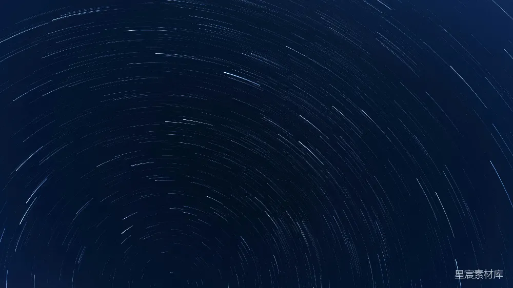 这张图片展示了在夜空中拍摄的星轨，呈现出银河旋转的美丽景象。星轨的线条在深邃的夜空背景中形成了一种旋转的图案，仿佛在诉说着宇宙的奥秘。这种景象不仅具有极高的观赏价值，也常用于天文摄影和自然风光的展示。