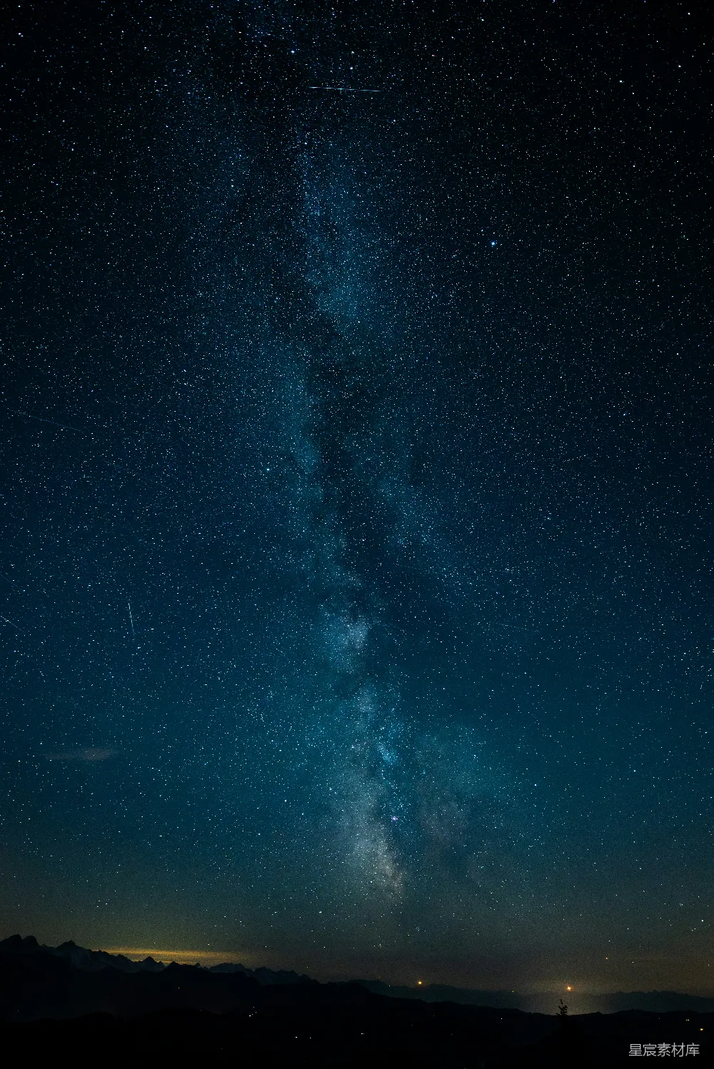 这张图片展示了夜空中璀璨的银河，星点繁多，银河中心部分较为明亮，周围散布着无数星星。山峦的剪影与夜空形成鲜明对比，给人一种宁静而深邃的感觉。适合用作自然风光、天文爱好、宁静氛围的背景图片。