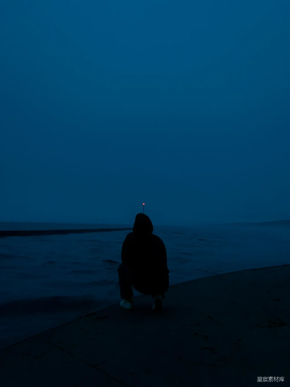 高清摄影 孤独 夜晚 海滨 剪影 静谧 夜幕下的孤独身影