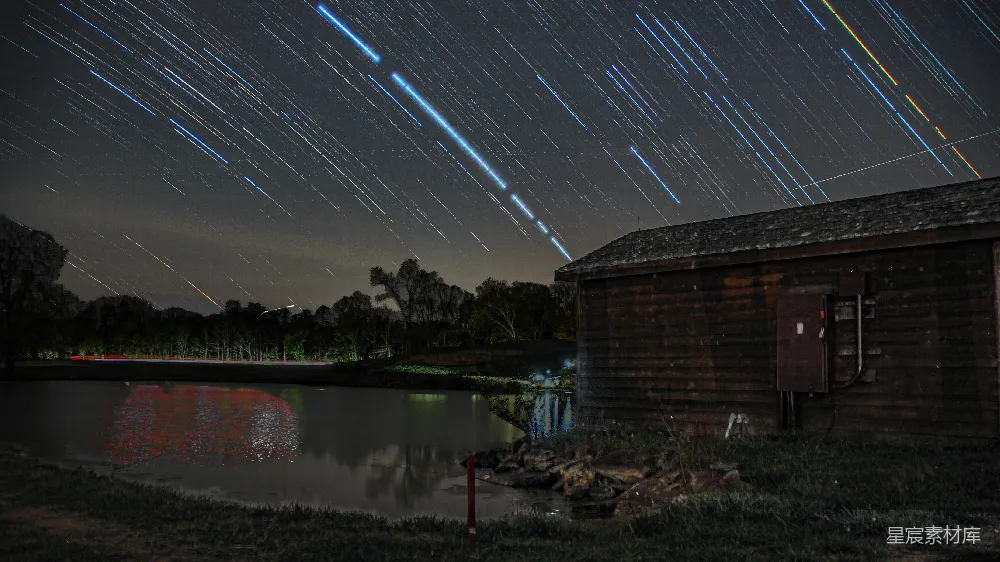 高清摄影 夜景 星空 小屋 流星雨 宁静 夜空流星雨下的宁静小屋