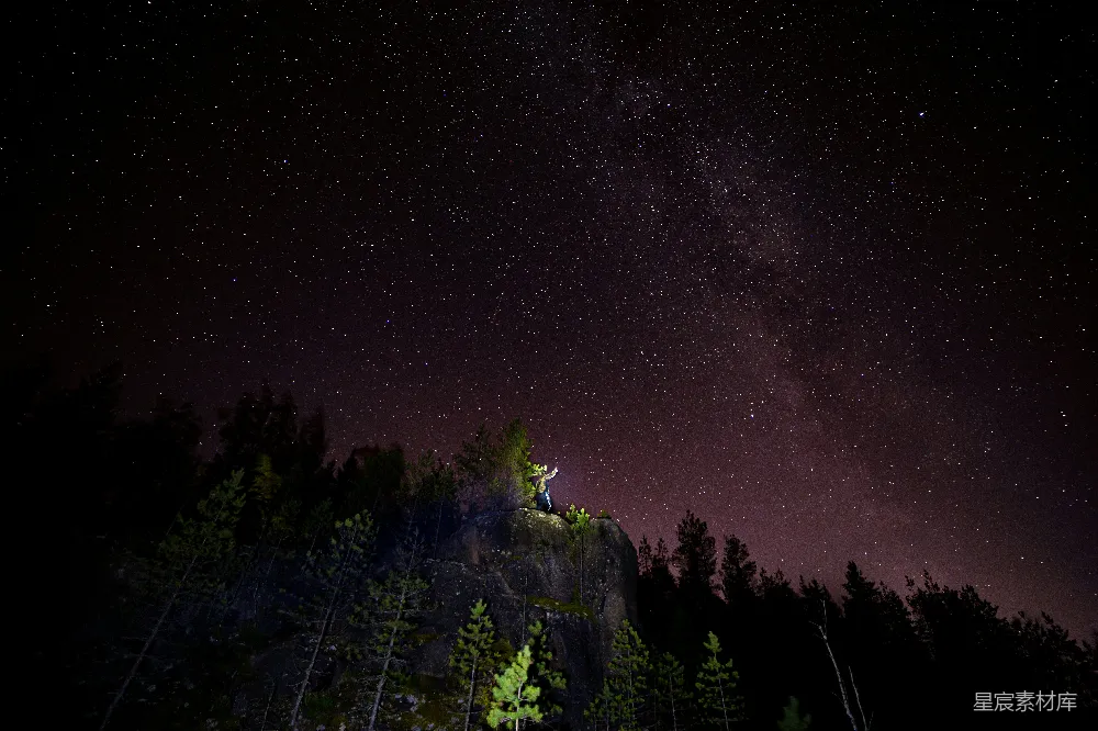 高清摄影 夜景 星空 孤独 自然 摄影 夜空下的独行者