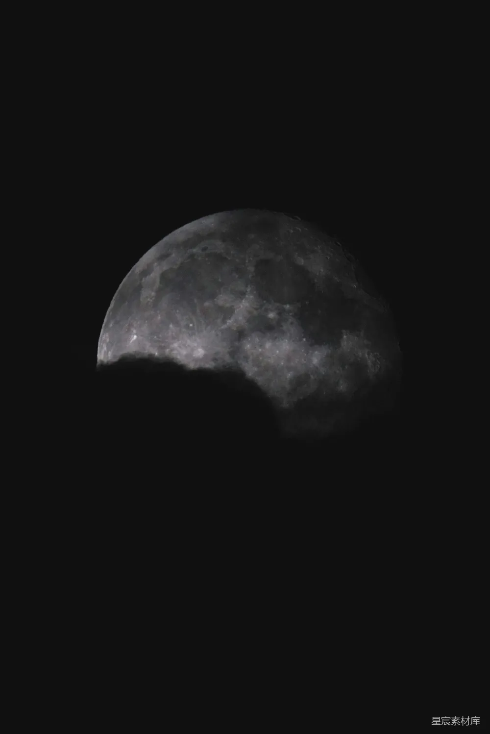 这张图片展示了一个宁静的夜晚，月亮在月食时被部分遮挡，形成一个美丽的剪影。背景是深邃的夜空，月亮的表面细节清晰可见，给人一种神秘而宁静的感觉。这种场景适合用作自然风光、天文爱好或宁静氛围的背景图片。