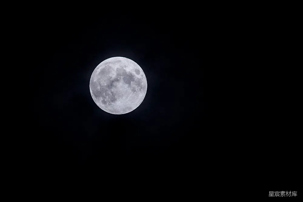 图片展示了一轮满月在深邃夜空中静谧地悬挂，周围是纯粹的黑色背景，突显了月亮的皎洁与神秘。这种宁静的场景非常适合用作壁纸或背景图，营造出一种平和与思索的氛围。