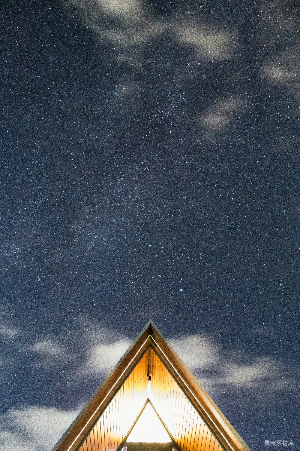 高清摄影 夜景 星空 建筑 摄影 宁静 星夜下的三角屋檐