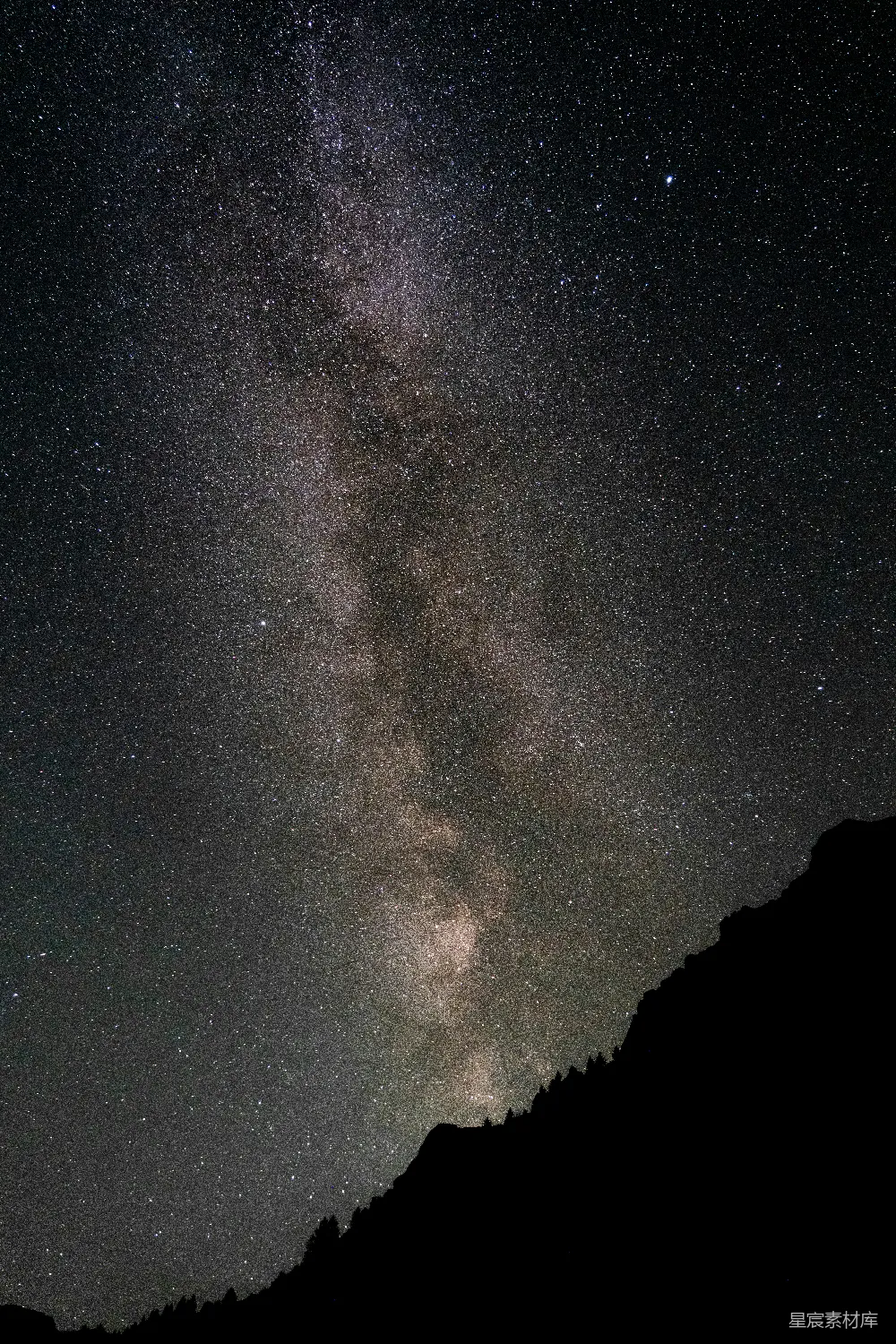 高清摄影 星空 自然 夜晚 宁静 宇宙 银河从山巅倾泻而下
