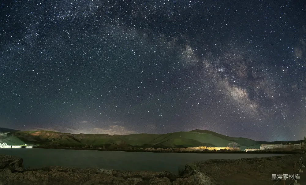 高清摄影 夜景 星河 湖泊 自然风光 宁静 银河下的静谧湖光