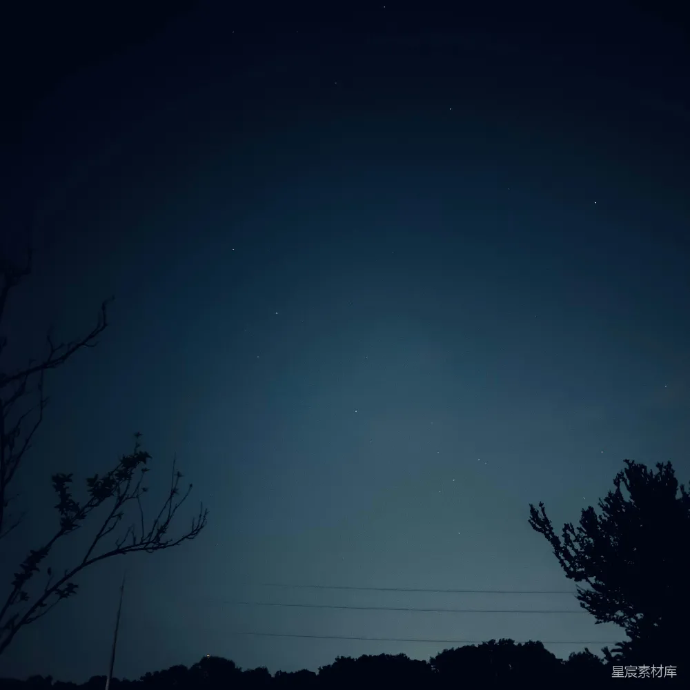 这张图片展示了宁静的夜空景象，星星点缀其间，深蓝色的天空与地平线处的微光形成对比，前景中有树木的剪影，营造出一种平和与神秘的氛围。适合用作自然风光的背景或冥想主题的图像。