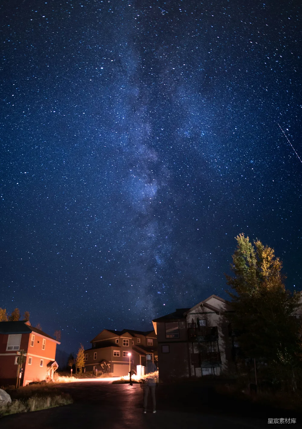 高清摄影 夜景 星河 建筑 宁静 自然美景 夜空下的星河与建筑