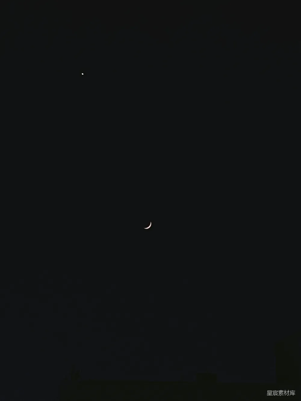 这张图片捕捉到了夜空中的月亮和星星，月亮呈现出新月的形状，而星星在夜空中显得格外明亮。整体画面简洁而宁静，适合用作自然风光或宁静心情的背景。
