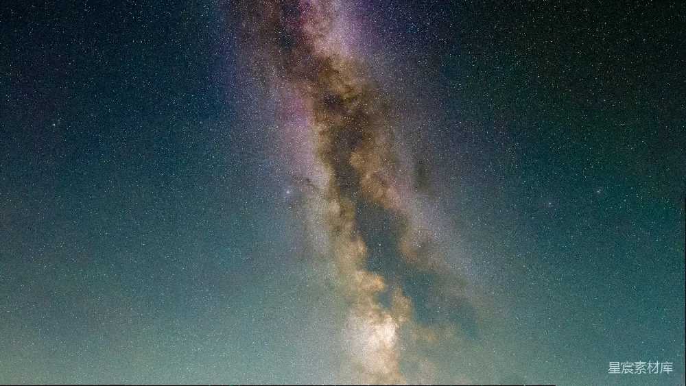 这张图片展示了一个宁静的夜空，银河的中心部分清晰可见，星星点缀其间，营造出一种深邃而神秘的宇宙氛围。这种场景适合用于宇宙探索、自然风光或宁静氛围的背景。