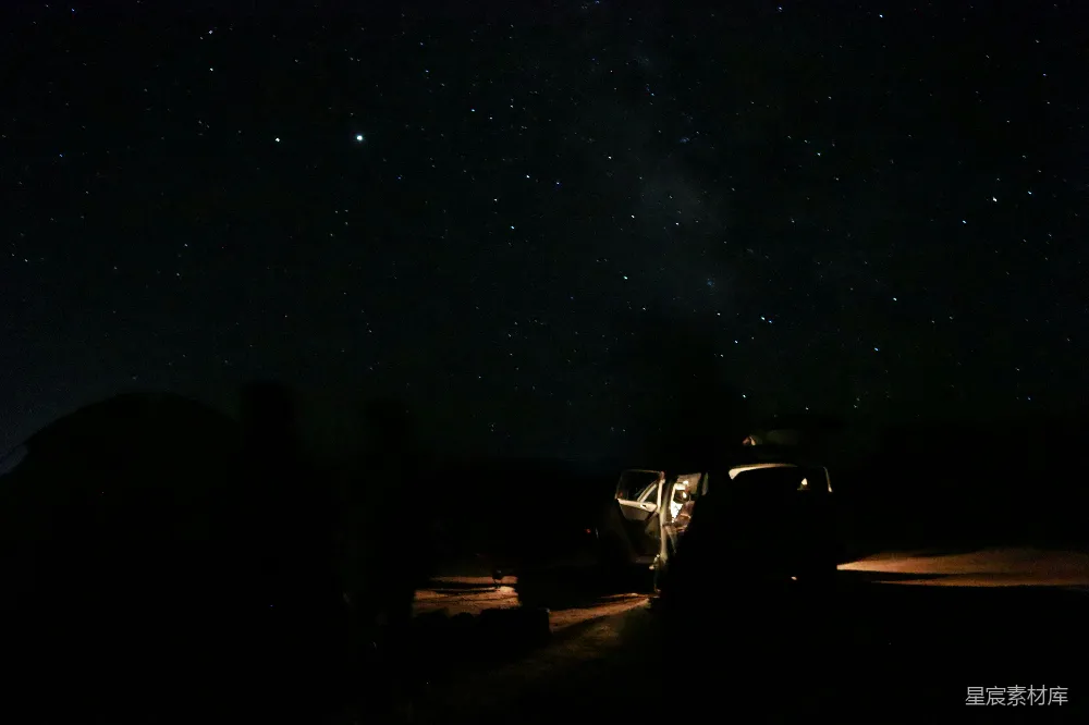 高清摄影 夜空 星空 旅行 黑暗 露营 星夜下的旅行者