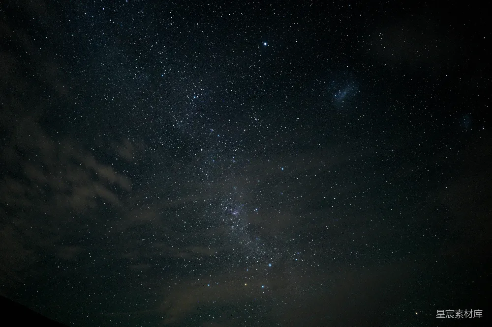 这张图片展示了夜空中的星星和银河，星星点缀在深邃的黑暗中，营造出一种宁静而神秘的氛围。适合用于自然风光、宇宙探索或静谧夜景的背景。