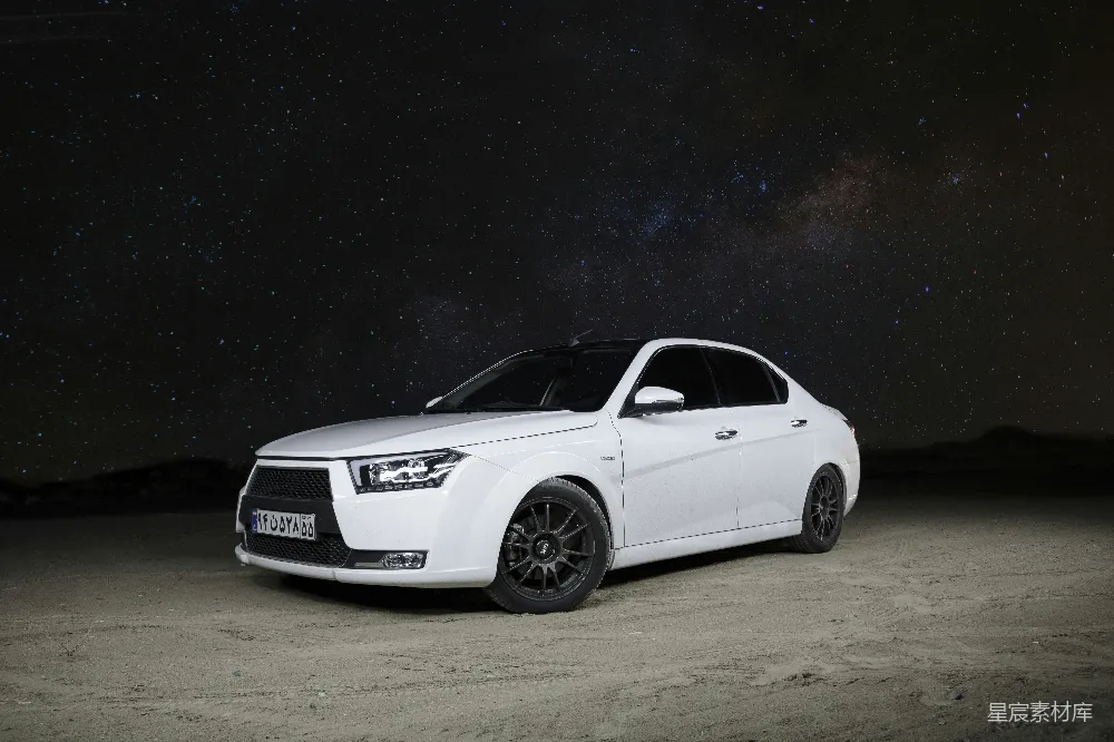 高清摄影 汽车 夜景 星空 沙漠 静谧 夜空下的白色汽车