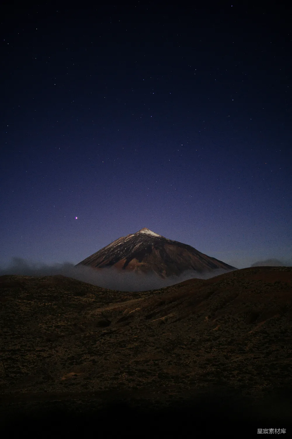 高清摄影 夜景 火山 星空 自然风光 宁静 夜空下的火山