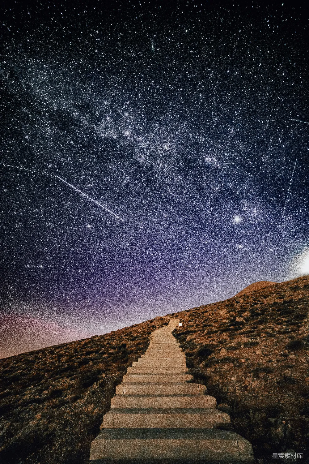 高清摄影 夜空 阶梯 星空 自然 宁静 夜空下的阶梯