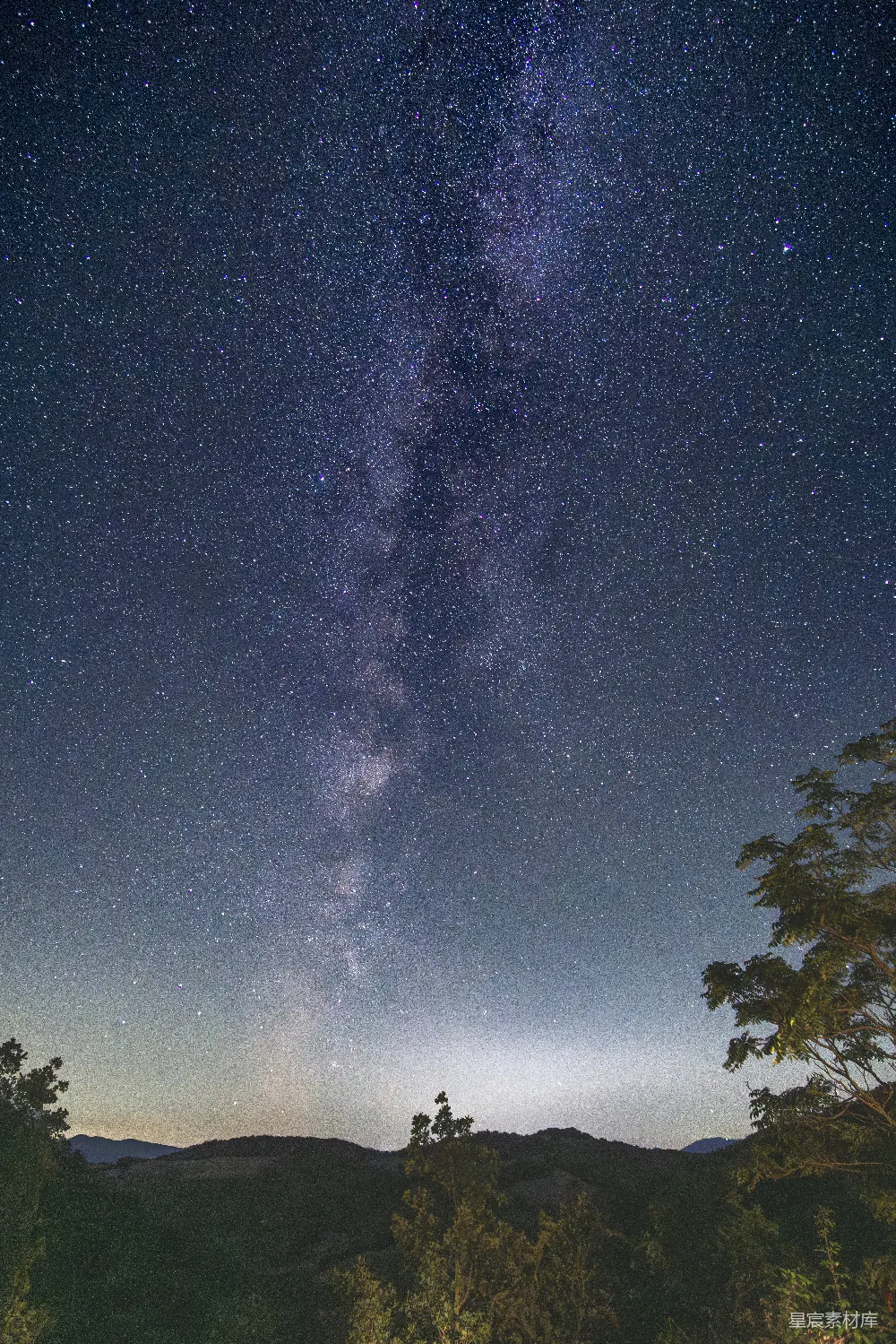 高清摄影 夜空 银河 自然 宁静 风景 银河夜空下的山林