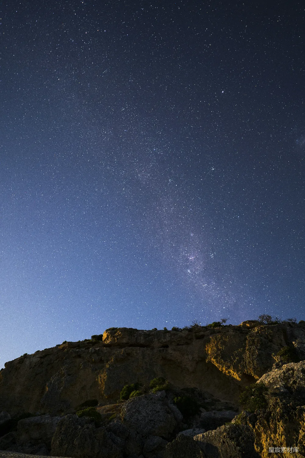 高清摄影 夜空 星空 自然 宁静 户外 银河在岩石上空闪耀