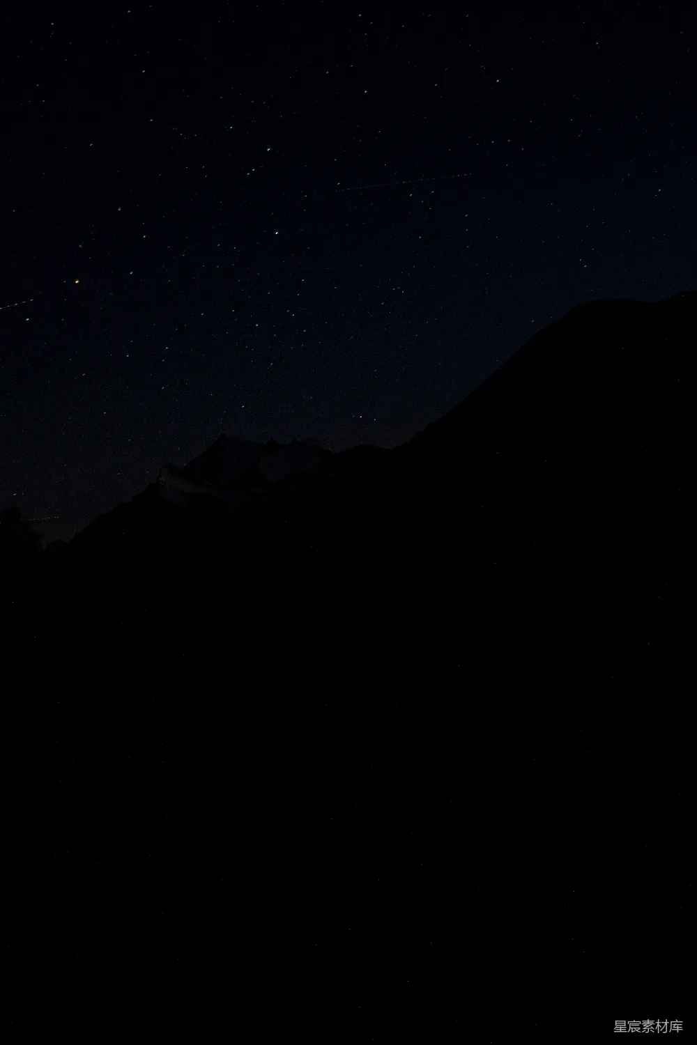 高清摄影 夜景 星空 山脉 宁静 自然 夜空下的山脉
