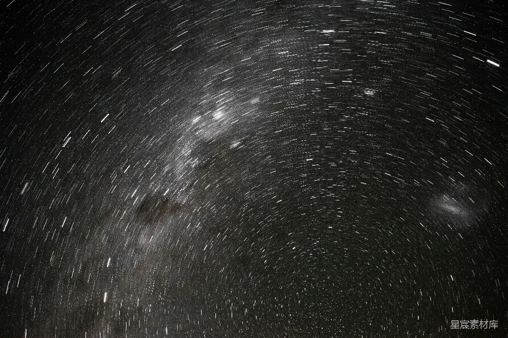 这张图片展示了夜空中银河的星轨效果，通过长时间曝光捕捉到了银河的旋转轨迹。画面中银河的中心部分较为明亮，周围的恒星呈现出明显的拖尾效果，形成了美丽的圆周图案。这种拍摄方式不仅展示了星空的壮丽，还体现了拍摄者对天文摄影的深厚热爱。适合用作天文