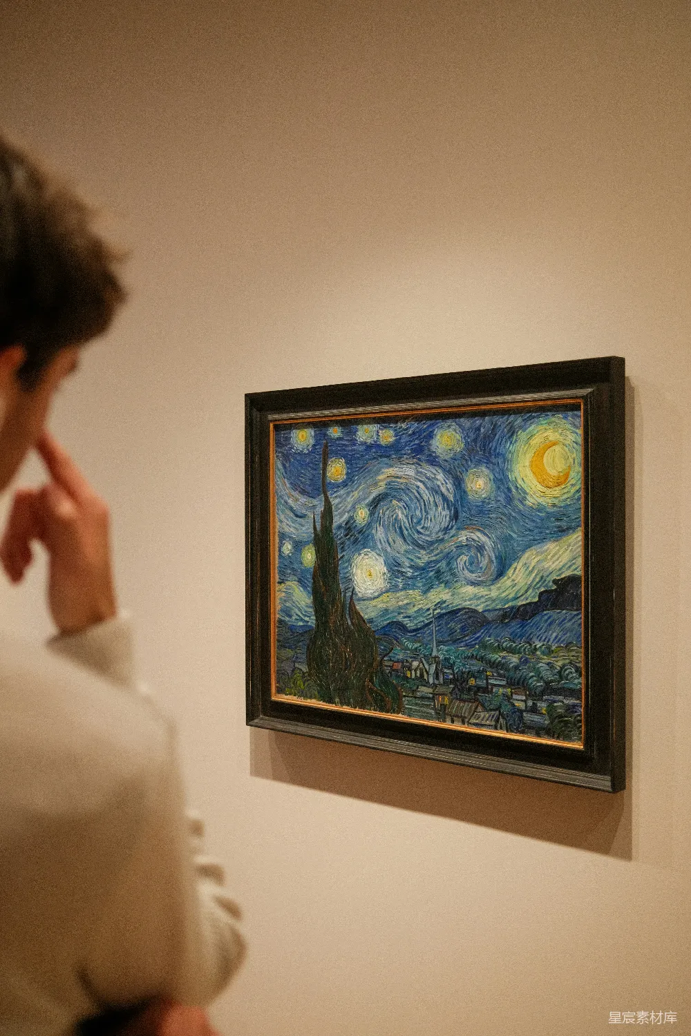 高清摄影 梵高 星夜 艺术欣赏 博物馆 灵感 凝视星空：艺术与思考的瞬间