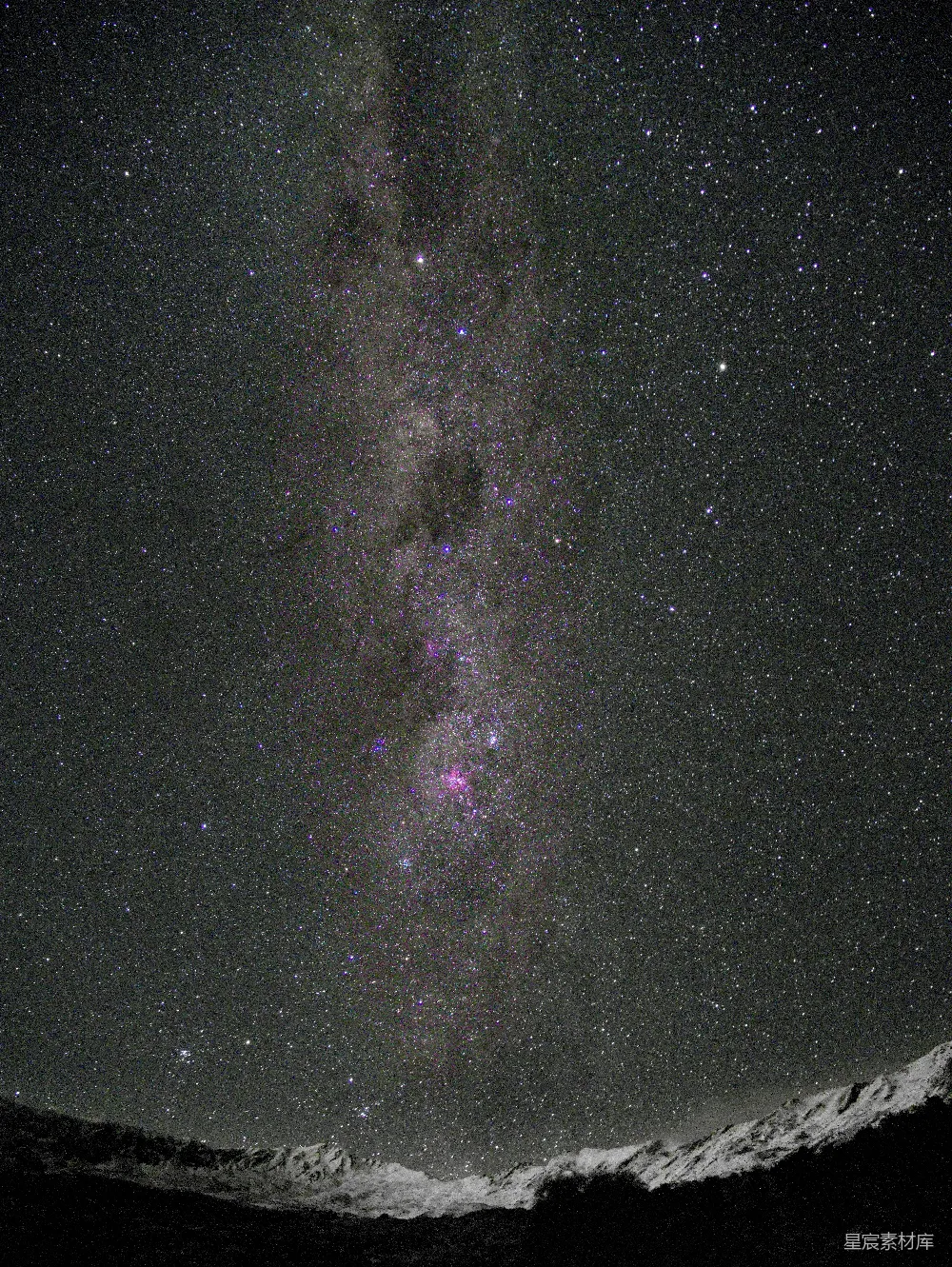 高清摄影 夜空 银河 雪山 自然美景 宁静 银河夜空下的雪山