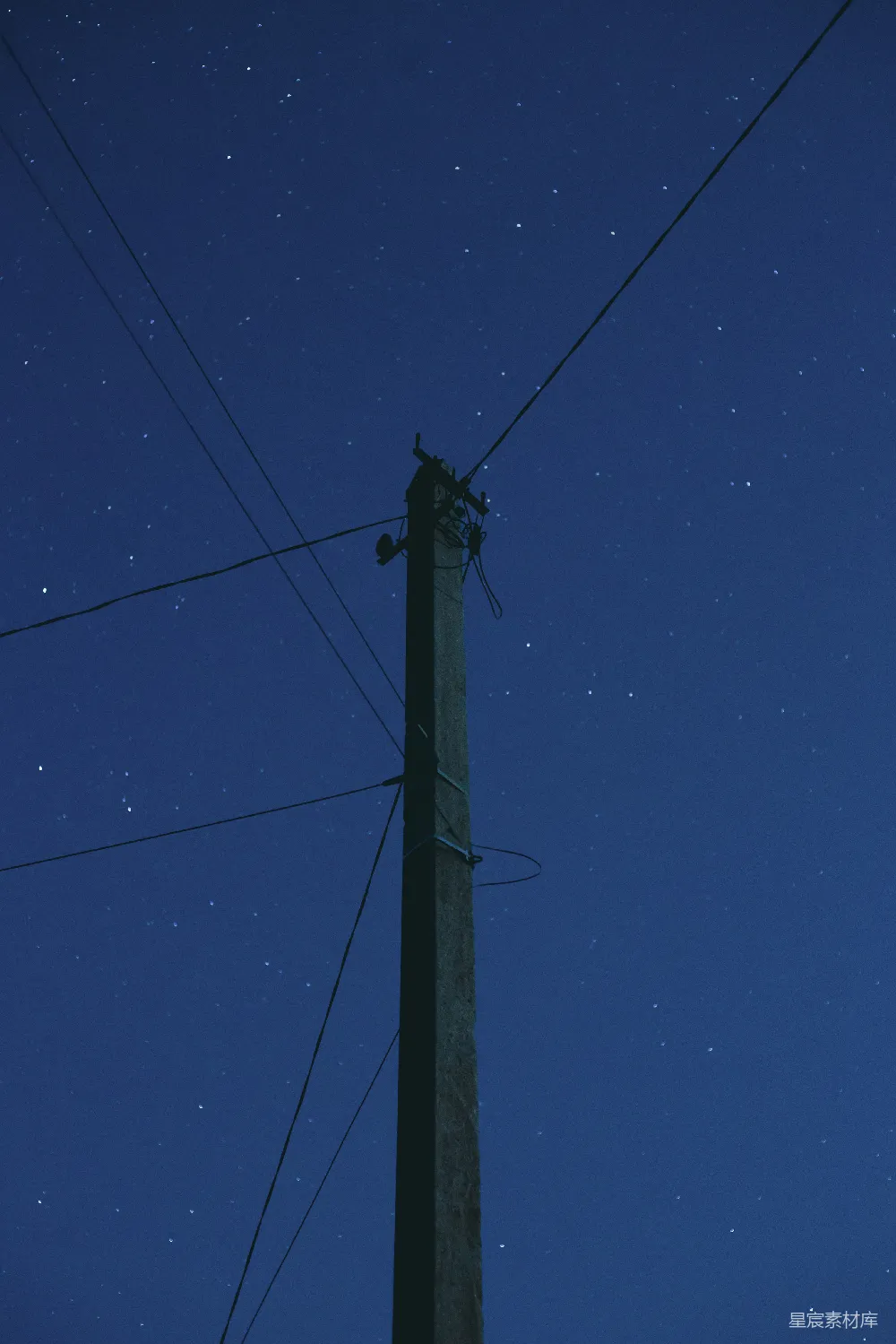 高清摄影 夜景 星河 静谧 城市角落 自然 夜空下的电线杆