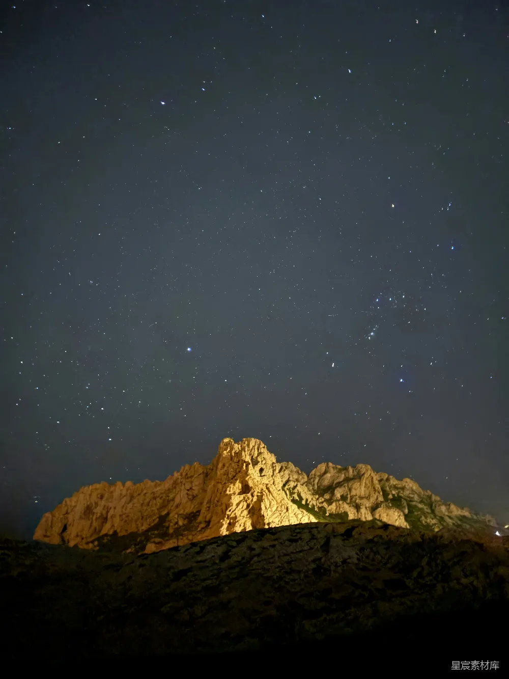 高清摄影 夜景 星空 自然 山峰 宁静 夜空下的山峰