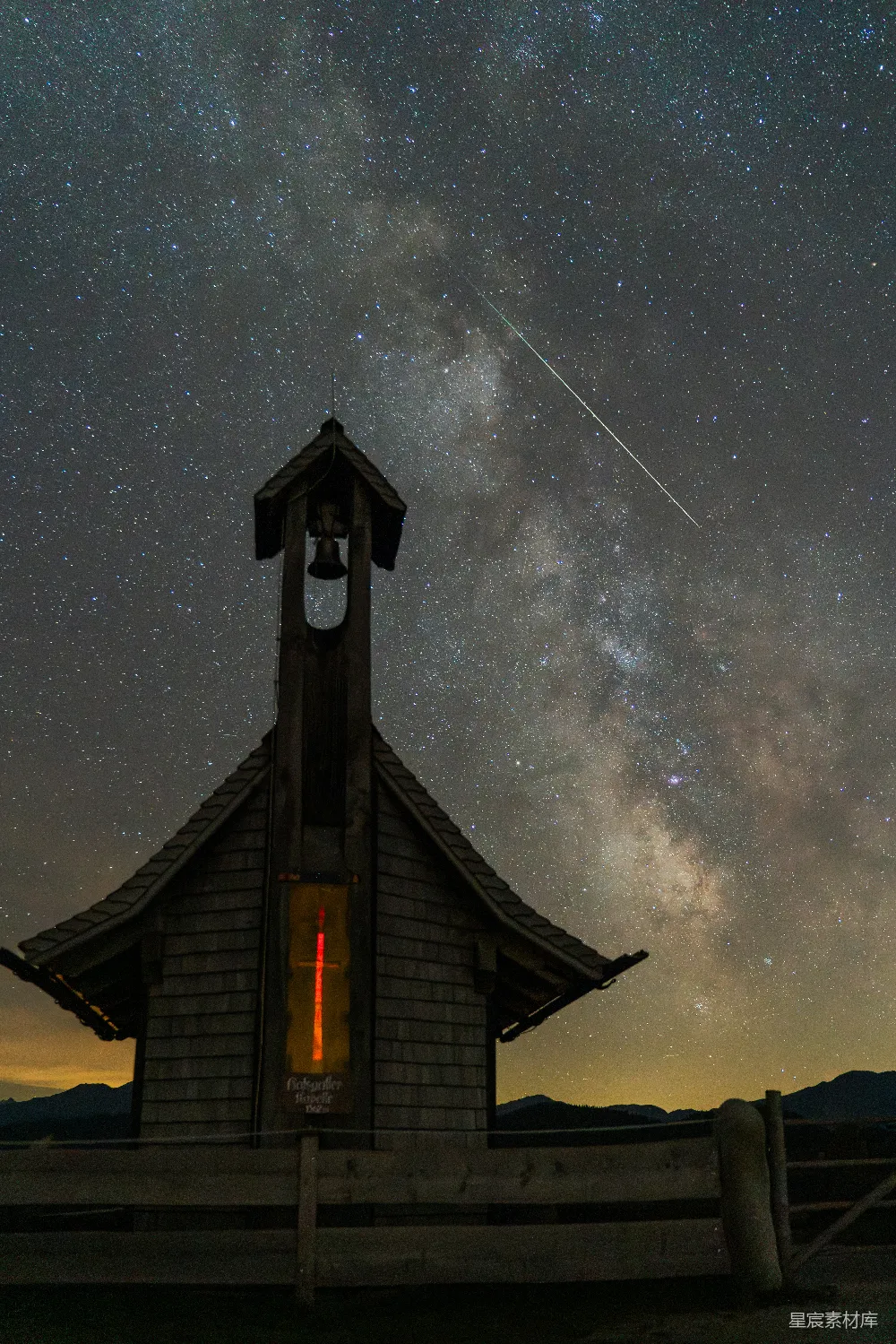 高清摄影 夜景 宁静 星轨 建筑 自然 星空下的小教堂
