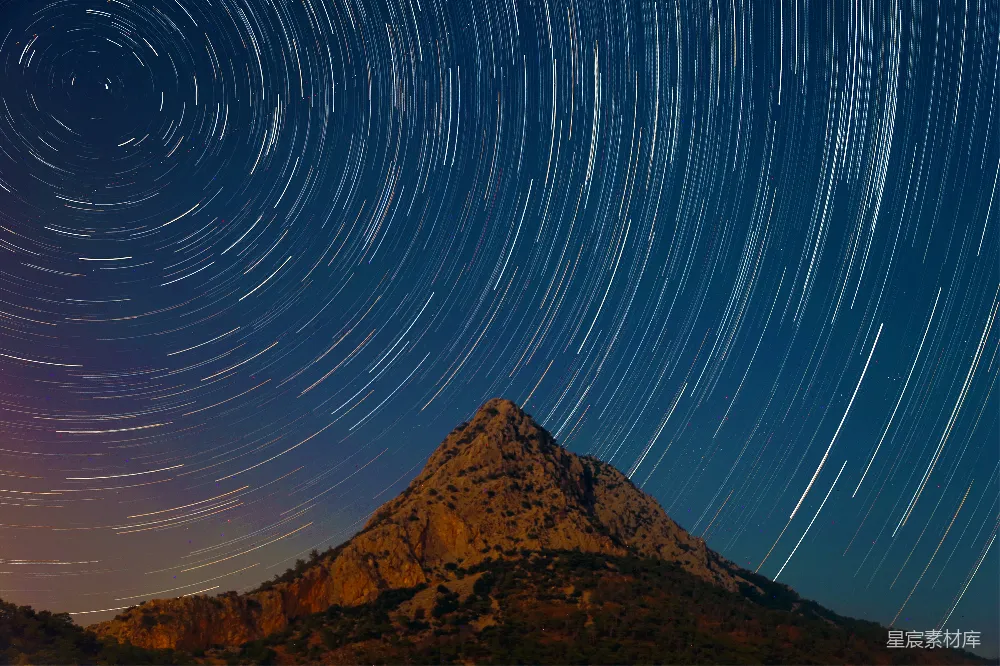 高清摄影 星轨 夜景 山峰 宁静 自然 星轨下的山峰