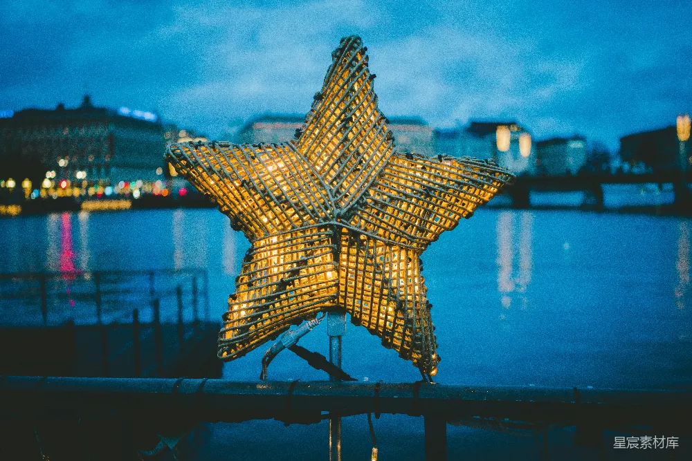 高清摄影 夜晚 星形灯饰 海边 城市景观 节日装饰 夜幕下的光芒：海边的星形灯饰