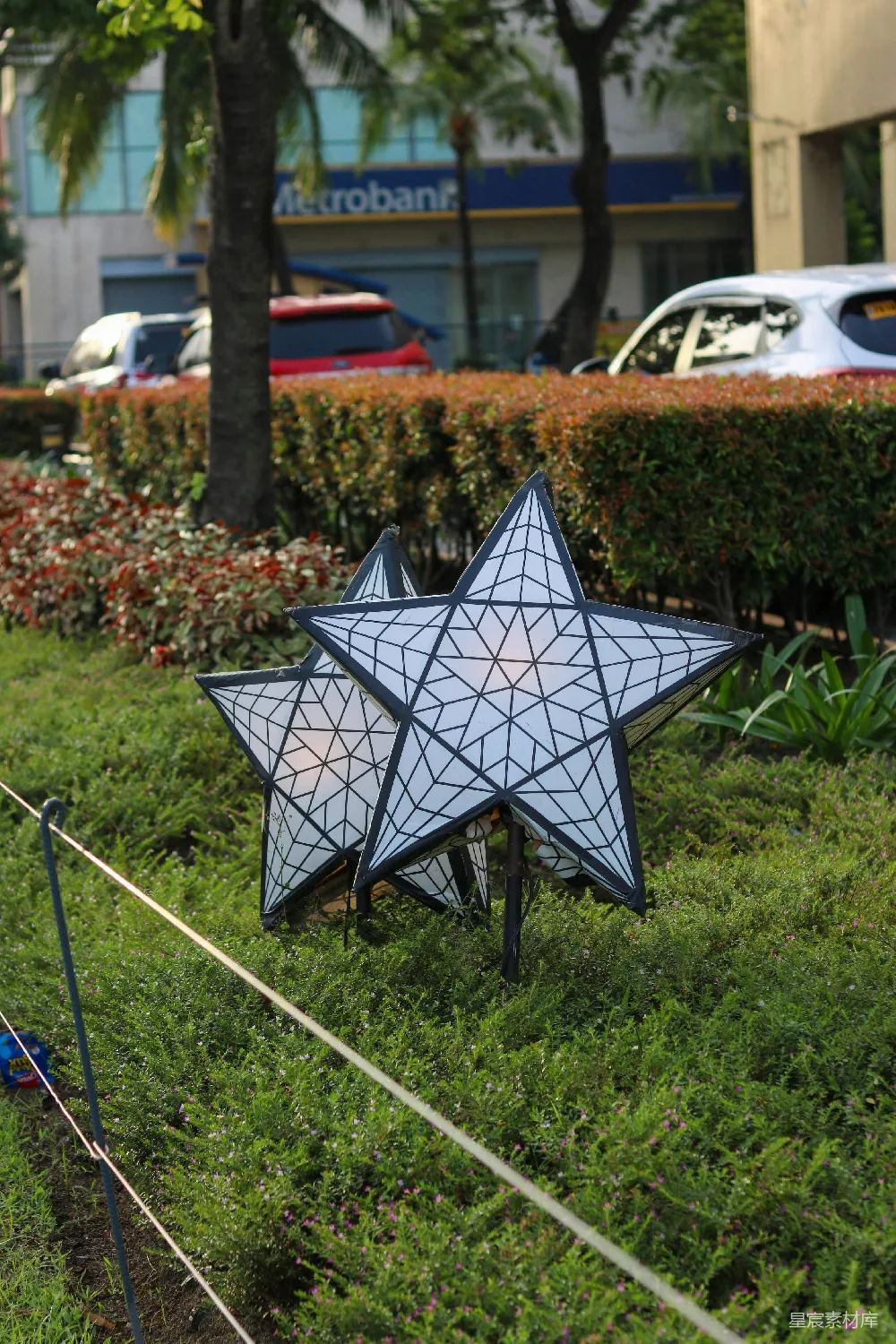 高清摄影 户外 装饰 星星灯 花园 节日 户外花园中的星星灯