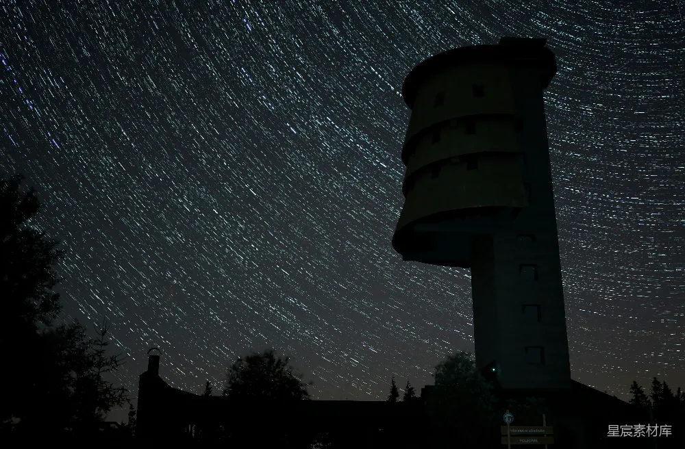 高清摄影 星空 建筑 夜景 自然 宁静 夜空下的瞭望塔