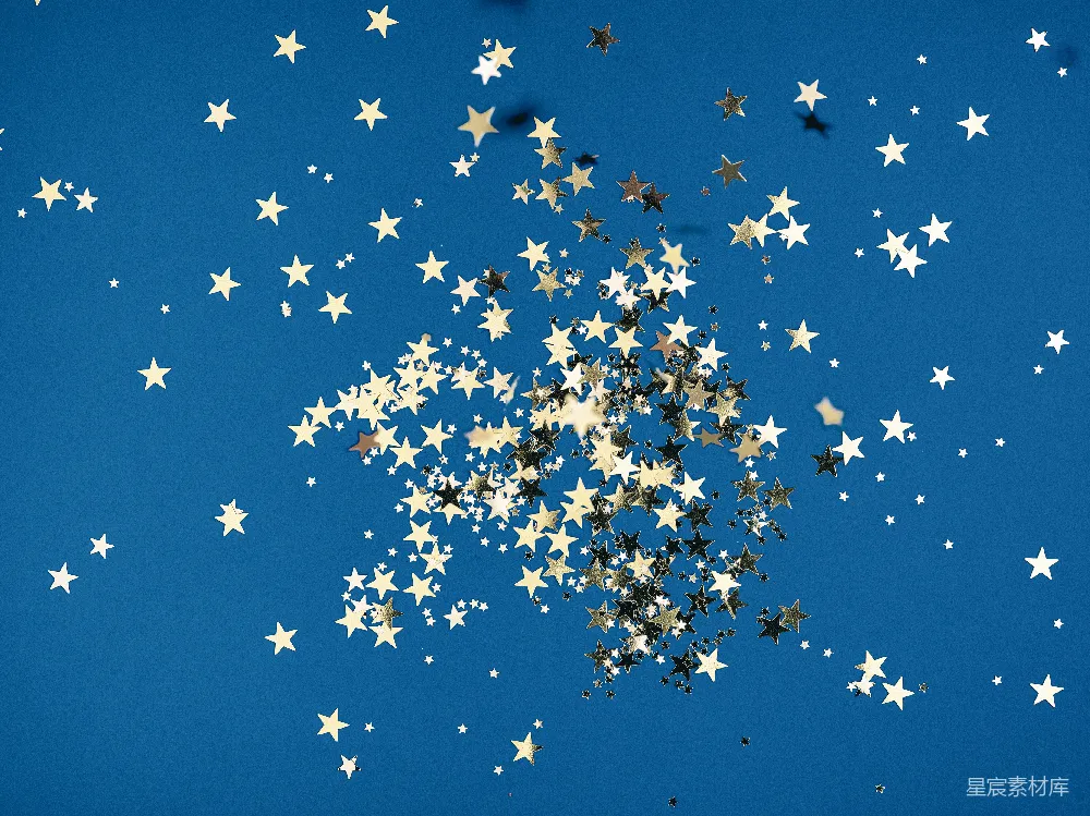 图片展示了一个深蓝色背景上散落的金色与银色小星星，星星们大小不一，形状各异，营造出一种璀璨的星空效果。这种图片适合用于节日庆典、派对装饰或作为创意设计的素材背景。