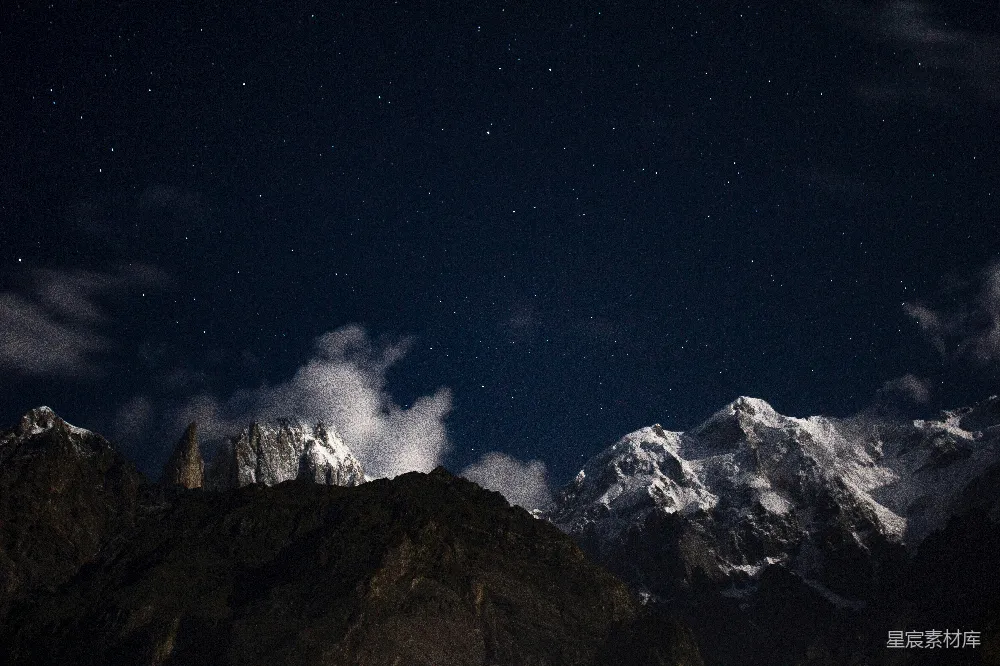 高清摄影 夜景 雪山 星空 自然风光 宁静 夜空下的雪山